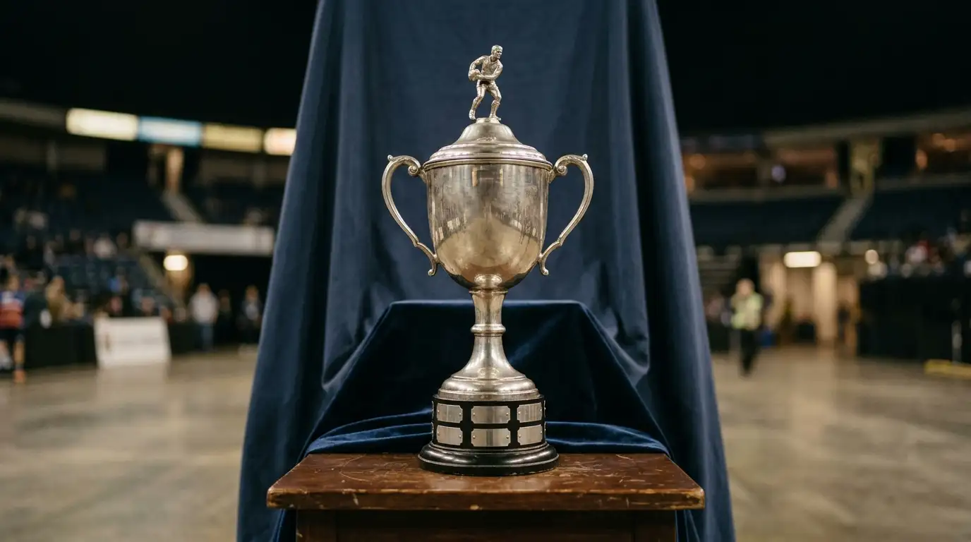 Coppa della Premiership Rugby illuminata sul podio di una finale